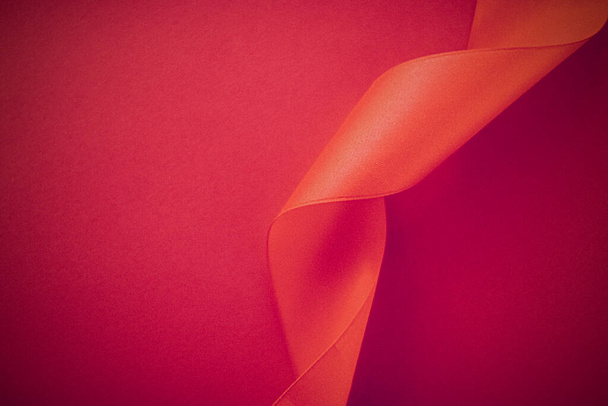 Cinta de seda rizada abstracta sobre fondo rosa, diseño exclusivo de marca de lujo para la promoción de productos de venta de vacaciones y glamour arte invitación tarjeta telón de fondo - Foto, Imagen