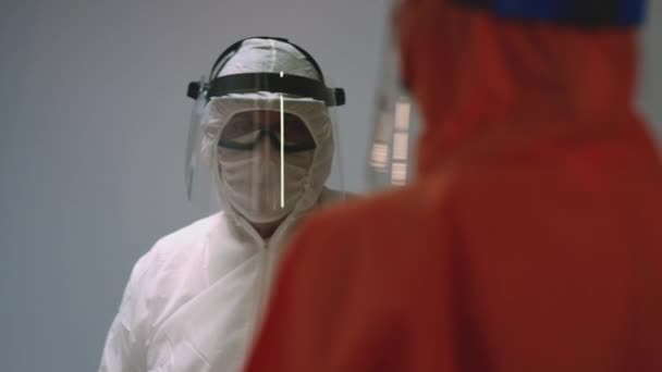 Koruyucu Takım Elbiseli Doktorlar Coronavirus Hastalarına Danışmanlık - Video, Çekim