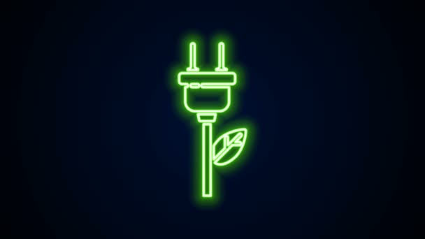 Świecąca neonowa linia Elektryczna wtyczka oszczędzająca w ikonie liści izolowana na czarnym tle. Oszczędzaj energię elektryczną. Ochrona środowiska. Energia biologiczna. 4K Animacja graficzna ruchu wideo - Materiał filmowy, wideo