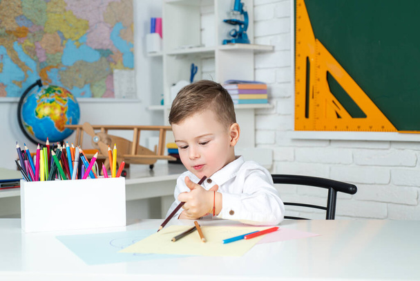 Kid drawing. Home school kids lessons. Child studying from home. Preschool pupil homeschooling. Elementary school. - Фото, зображення