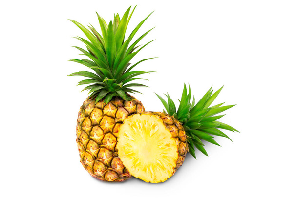  Ananas- ja ananasviipale. Ananas lehdet eristää valkoisella. Täysi syvyys. kesähedelmät, terveelliseen ja luonnolliseen elämään, - Valokuva, kuva