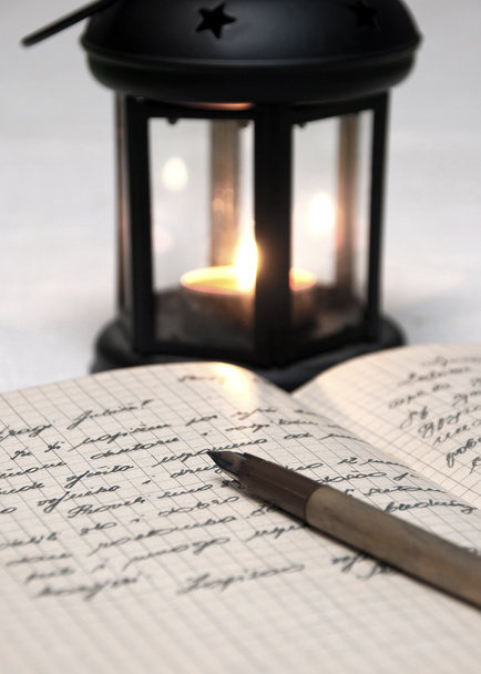 Antiikki musta kynttilänjalka, kynttilä ja vanha kirje
 - Valokuva, kuva