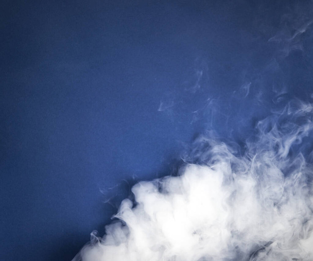青い暗い背景の現実的な雲の写真. - 写真・画像