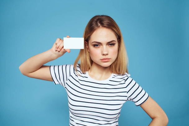 Γυναίκα κρατώντας συναισθήματα επαγγελματική κάρτα περικοπεί μπλε φόντο - Φωτογραφία, εικόνα