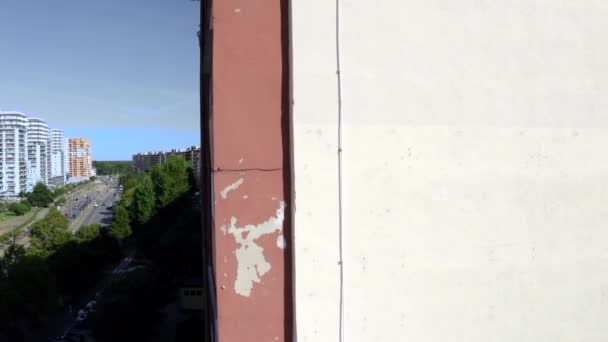 Vue d'un immeuble résidentiel abandonné à l'intérieur de la ville - Séquence, vidéo
