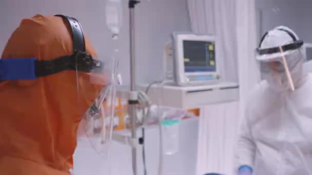 Médico poniéndose una máscara de oxígeno en el paciente que sufre de Coronavirus - Imágenes, Vídeo