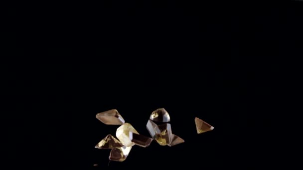 Luxo artesanal doces de chocolate voando em slow mo isolado fundo preto - Filmagem, Vídeo