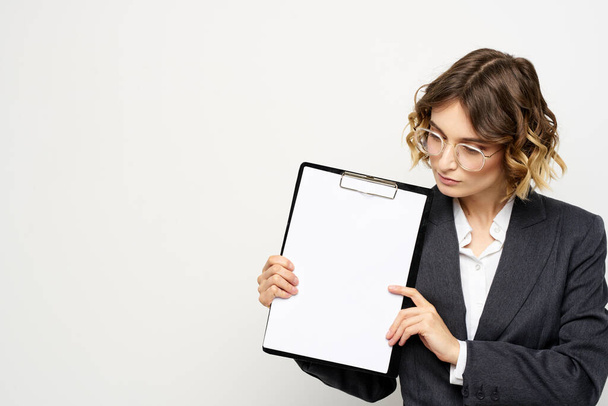 Donna in giacca e cravatta finanzia documenti di lavoro occhiali acconciatura - Foto, immagini