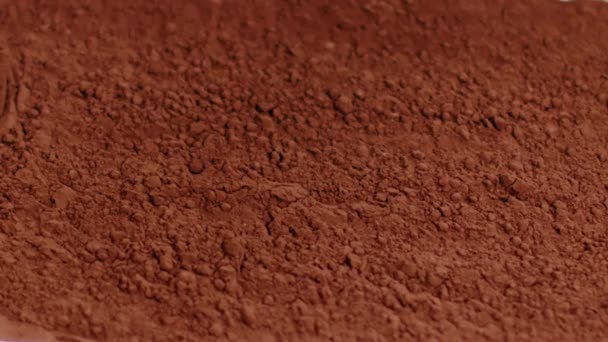 Κομμάτια της μαύρης σοκολάτας που υπάγονται σε σκόνη σοκολάτα κάνοντας βουτιά, αργή mo - Πλάνα, βίντεο