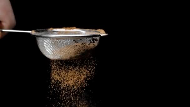 Bruine kaneel cacao poeder zeven met zeef in slow motion, bakken - Video