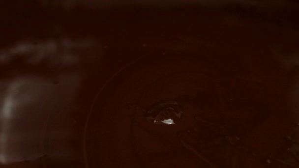 Świeże soczyste truskawki zanurzone w słodkiej stopionej ciemnej czekoladzie, zbliżenie, powolne mo - Materiał filmowy, wideo