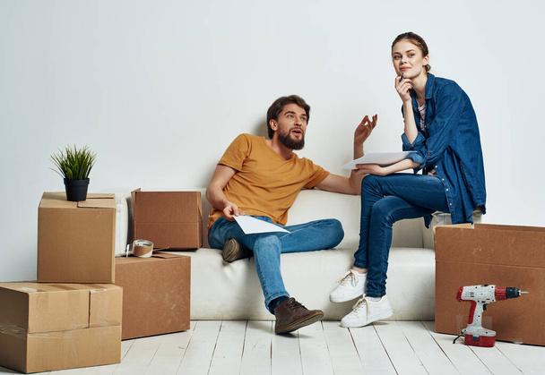 Чоловік і жінка в новій кімнаті речі в коробках, що рухають сімейний інтер'єр
 - Фото, зображення