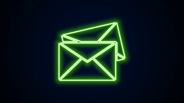 Иконка светящейся неоновой линии оболочки выделена на черном фоне. Символ письма электронной почты. Видеографическая анимация 4K - Кадры, видео