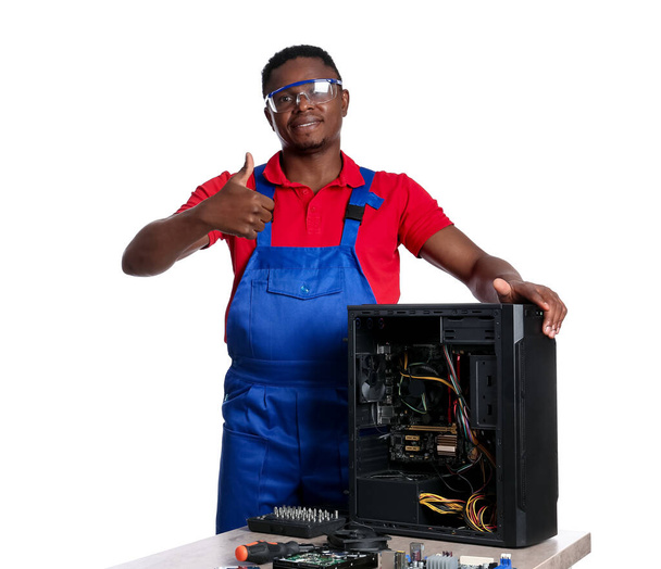 Afro-Amerikaanse technicus met PC-systeem op witte achtergrond - Foto, afbeelding