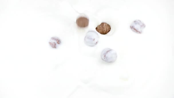 Chocolade maïs graanballen vallen in biologische melk in slow motion - Video
