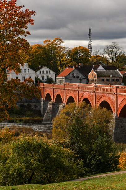 クルディガ市の近くのベンタ川にかかる古いレンガ造りの橋。秋の暖かい日に撮られた写真. - 写真・画像
