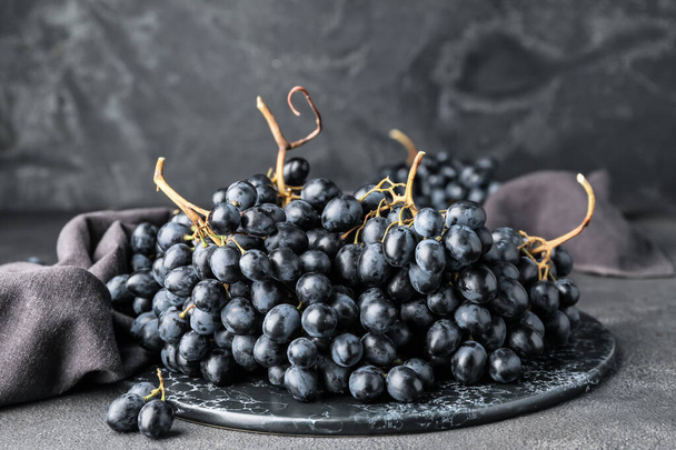 Uvas dulces maduras en la mesa - Foto, imagen