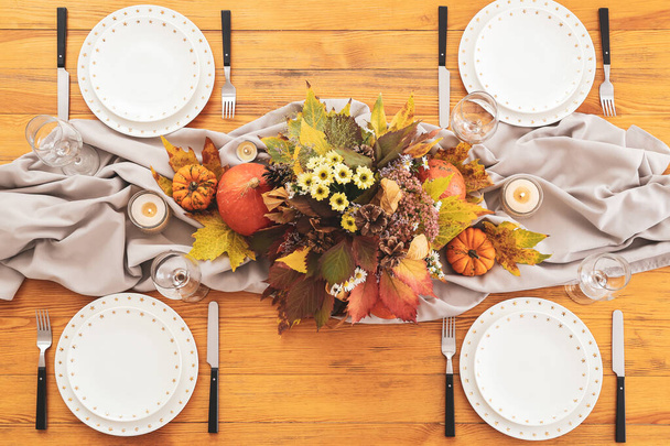 Krásné prostírání stolu pro oslavu Den díkůvzdání v jídelně - Fotografie, Obrázek