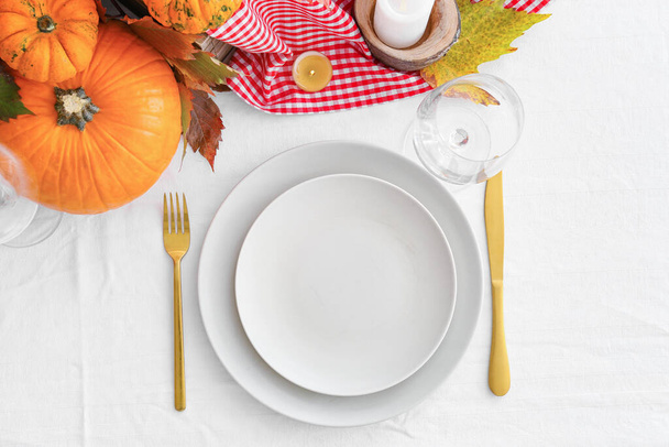 Hermosa mesa con calabazas y hojas de otoño en el comedor - Foto, imagen