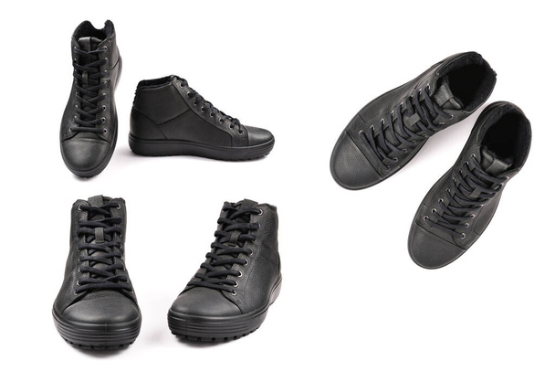 chaussures en cuir noir pour hommes et un appareil photo noir sur fond noir. Espace de copie. - Photo, image