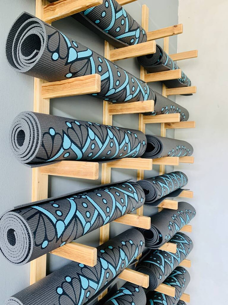 Yoga kulübündeki yoga minderleri duvarda. - Fotoğraf, Görsel