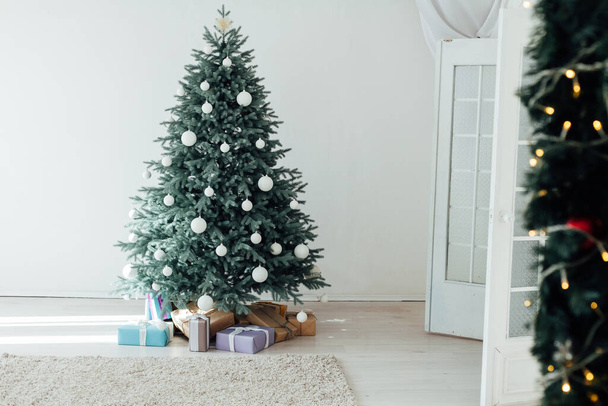 Modrý vánoční strom borovice s dárky Nový rok Dror dům 2021 2022 - Fotografie, Obrázek