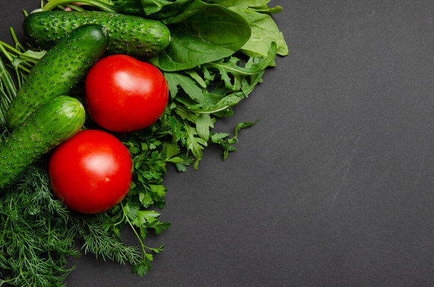 schönes Gemüse auf grauem Hintergrund. Gesunde Ernährung. Freiraum für Text - Foto, Bild