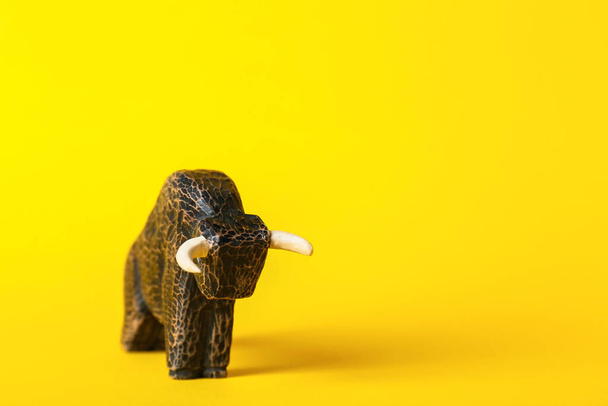 Figurine of bull as symbol of year 2021 on color background - Foto, afbeelding
