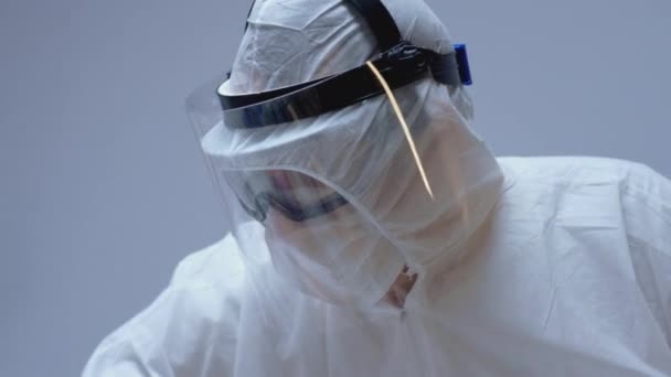 Οι γιατροί με προστατευτικές στολές που συνδέουν ΗΚΓ οδηγούν στον ασθενή με τον ιό Coronavirus - Πλάνα, βίντεο