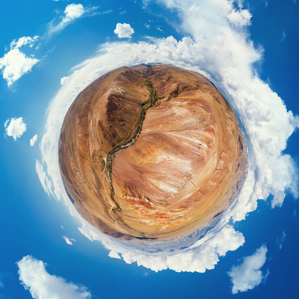 Kleiner Planet Transformation des kugelförmigen Panoramas 360 Grad des Altai Mars - Foto, Bild