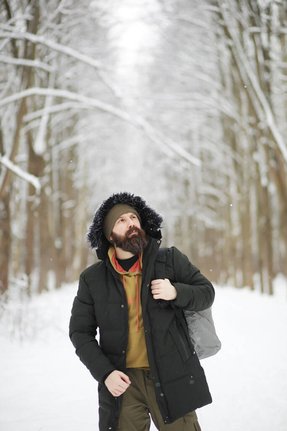 Retrato al aire libre del hombre guapo con abrigo y escote. Moda casual de invierno - Foto, imagen