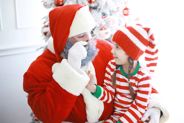Gli aiutanti di Babbo Natale. Bambini carini in costumi da elfo natalizio in una stanza splendidamente decorata per Natale. Tempo di miracoli. Regali da Babbo Natale - Foto, immagini