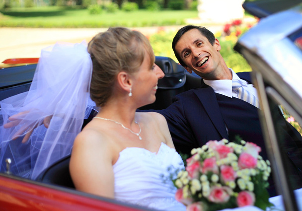 Cabriolet arabada oturan genç Düğün çifti - Fotoğraf, Görsel