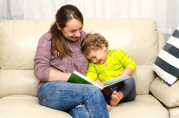 äiti ja lapsi lukeminen kirja kotona - Valokuva, kuva