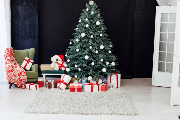 Pino árbol de Navidad con regalos año nuevo decoración negro - Foto, Imagen