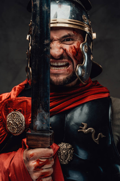 Szalony wojownik z Rzymu gapiący się na aparat z mieczem - Zdjęcie, obraz