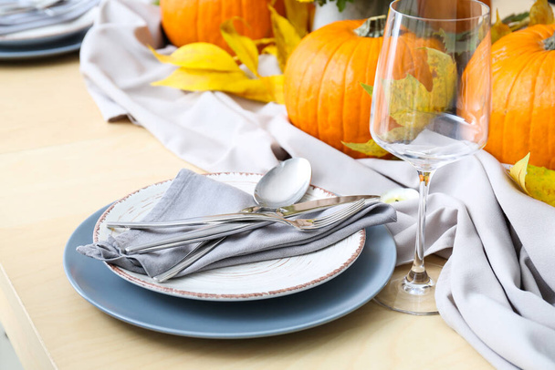 Hermosa mesa con calabazas y hojas de otoño en el comedor - Foto, imagen