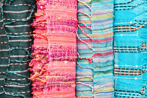 kleurrijke sjaals - Foto, afbeelding