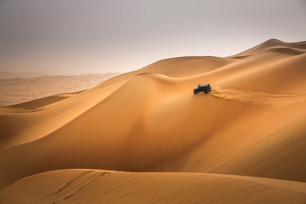auto ajaa Rub al Khali Desert tyhjällä neljänneksellä, Abu Dhabi, Yhdistyneet arabiemiirikunnat - Valokuva, kuva