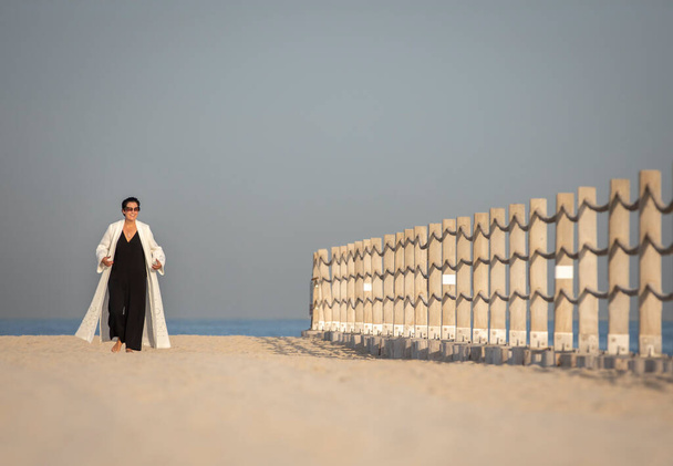 μοντέρνα μεσήλικη γυναίκα στην παραλία του Ντουμπάι - Φωτογραφία, εικόνα