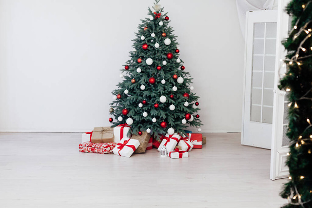 クリスマスツリーの松の装飾は、新年の家2021 2022を提示します - 写真・画像