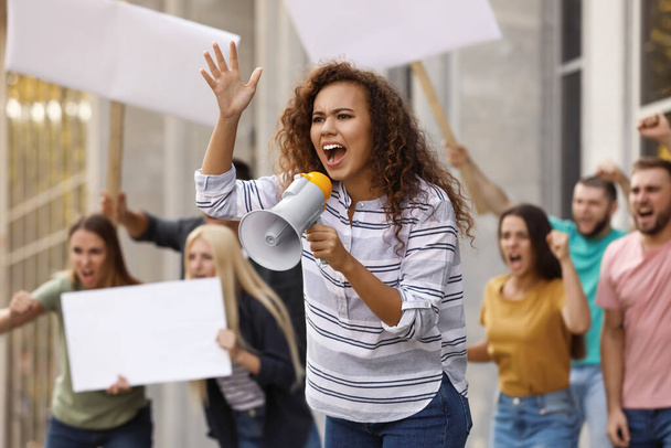 Emocionální Afroameričanka mladá žena s megafonem na protest venku - Fotografie, Obrázek