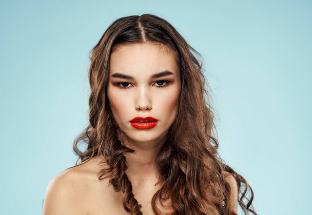 女性の赤い唇青の背景裸の肩巻き毛モデル - 写真・画像