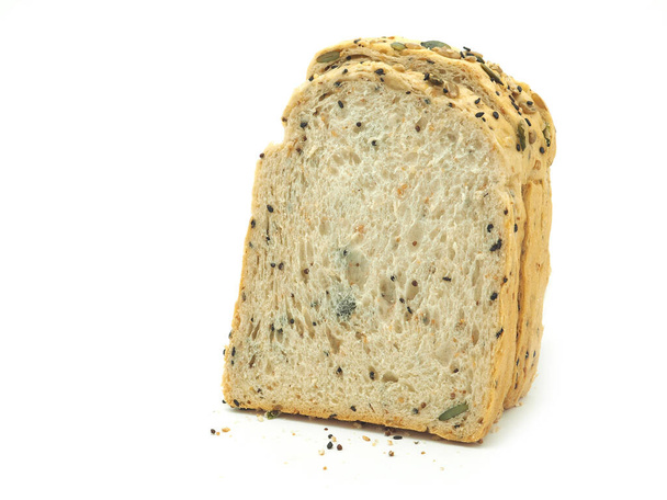 Rebanada casera fresca de pan integral aislado sobre un fondo blanco - Foto, Imagen