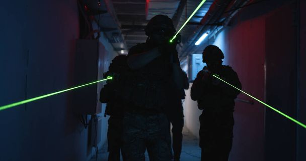 SWAT tým s velitelem kráčející temnou chodbou - Fotografie, Obrázek