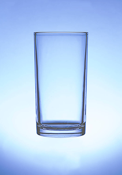 Красивый пустой стакан. Изолированный на белом фоне - Фото, изображение