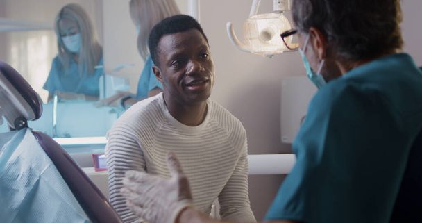 Homem negro durante visita ao dentista - Foto, Imagem
