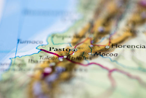 Profundidad de campo superficial enfocada en la ubicación del mapa geográfico de la ciudad de Pasto Colombia, continente sudamericano en el atlas - Foto, Imagen