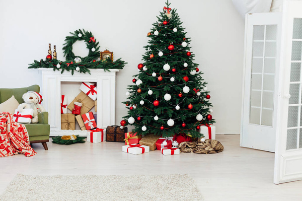 Vánoční stromek s dárky u krbu na nový rok výzdoba domu - Fotografie, Obrázek
