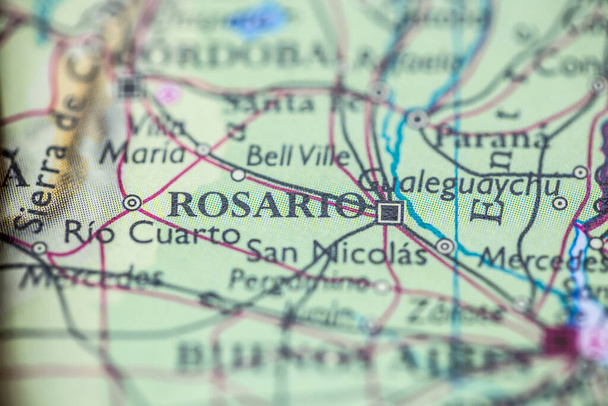 Profundidad de campo poco profunda enfocada en ubicación de mapa geográfico de la ciudad de Rosario Argentina América del Sur continente en atlas - Foto, imagen
